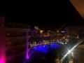 Nočný výhľad na hotel a hotelové bary