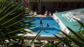 hotelový bazén z terasy