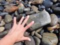 kamene pri vstupe porovnané z mojou rukou 