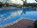 plavecky bazen medzi blokmi hotela