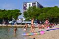 Pláž a hotel Adriatic v pozadí