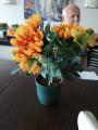 na stole umelé kvety  