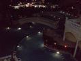 Pohlad z hotelovej izby v noci.